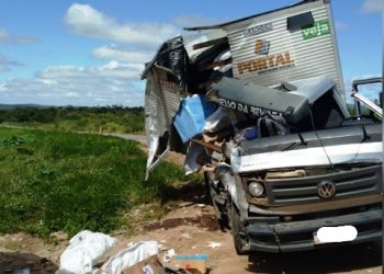 Caminhão colide em fundo de carreta e passageiro morre na hora
