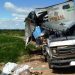 Caminhão colide em fundo de carreta e passageiro morre na hora