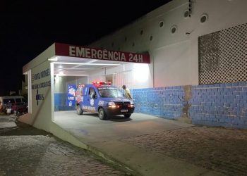 Homem é baleado após ter casa invadida enquanto bebia ao lado da esposa e amigos. Ele chegou a ser socorrido, mas não resistiu