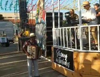 Cantor Del deixa Balbino Sanfoneiro Feliz ao convidá-lo para o palco durante  show em Riachão do Jacuípe