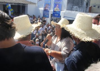 Mesmo com sol forte e alta temperatura população de Cansanção participa em grande número de evento com ACM Neto