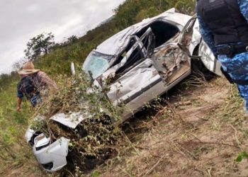 Jovem de 22 anos morre após carro capotar na BA 120