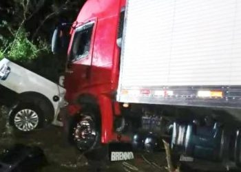 Tanquinho – Dois homens morrem em colisão envolvendo caminhão baú e pick-up na BR 324