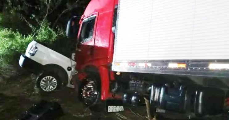 Tanquinho – Dois homens morrem em colisão envolvendo caminhão baú e pick-up na BR 324