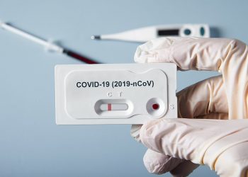 Sua ‘rinite’ pode ser coronavírus: o que está por trás da nova onda de casos de covid
