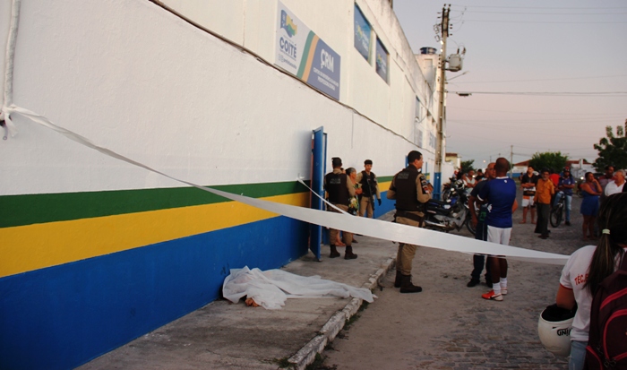 Homem é morto e outro fica ferido a tiros em frente ao Estádio de Coité; ambos são irmãos (atualizada)