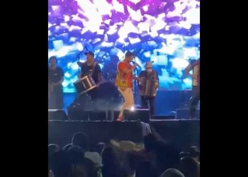 Cantor Del deixa Balbino Sanfoneiro Feliz ao convidá-lo para o palco durante  show em Riachão do Jacuípe