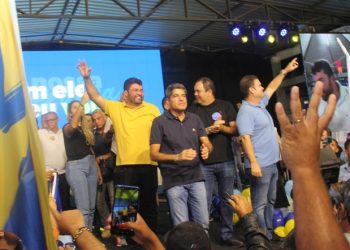 Mesmo com sol forte e alta temperatura população de Cansanção participa em grande número de evento com ACM Neto