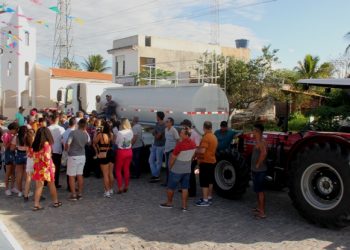 Barrocas – Povoado Minação é beneficiado com caminhão-pipa e trator, através de emendas parlamentares de Sérgio Brito e Alex da Piatã