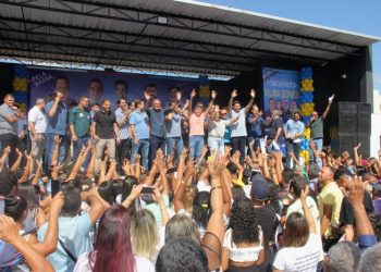 Mesmo com sol forte e alta temperatura população de Cansanção participa em grande número de evento com ACM Neto