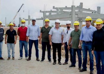 Deputados Otto Filho e Alex da Piatã visitam obras e entregam caçamba em Retirolândia