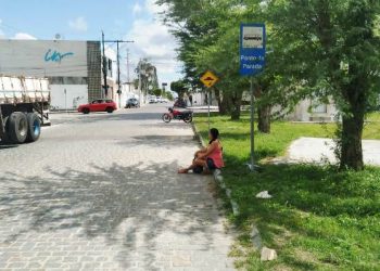 Coité – Sem ponto de ônibus na cidade, pessoas enfrentam o desconforto e o perigo