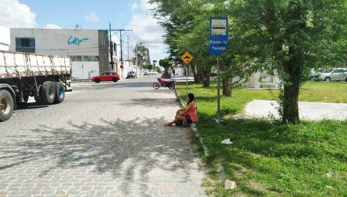 Coité – Sem ponto de ônibus na cidade, pessoas enfrentam o desconforto e o perigo