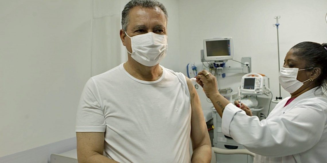 Governador recebe quarta dose da vacina contra a Covid-19