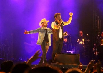 Zezé di Camargo e Luciano abrem com chave de ouro o Arraiá da Saudade