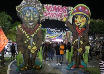 Zezé di Camargo e Luciano abrem com chave de ouro o Arraiá da Saudade