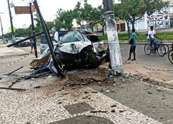 Feira – Instrutor de autoescola morre após carro bater em poste