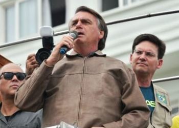 Bolsonaro usa capacete e colete à prova de balas em motociata na BA e diz que Rui terá que baixar preço dos combustíveis