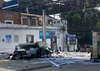 RJ – Idoso fica gravemente ferido após explosão em posto de combustíveis no RJ (vídeo)