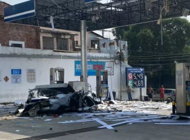 RJ – Idoso fica gravemente ferido após explosão em posto de combustíveis no RJ (vídeo)