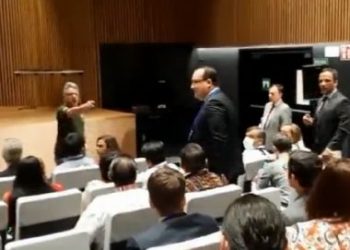 Presidente da Funai é expulso de evento em defesa dos povos indígenas na Europa (veja o vídeo)