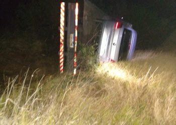 Caminhão-guincho tomba quando transportava Gol na BR 324