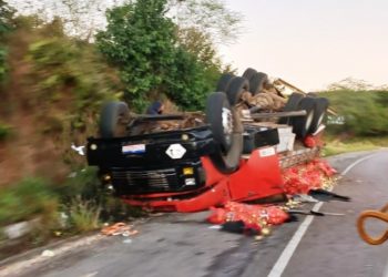 Motorista fica ferido em capotamento de caminhão carregado de cebola