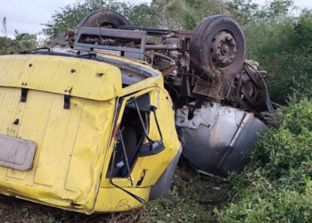 Caminhão e Fiat Strada ficam destruídos depois de colisão na BA 414