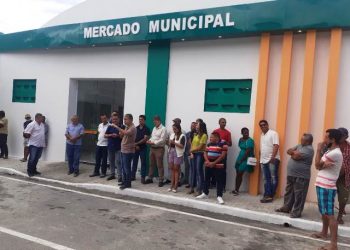 Retirolândia – Durante entrega de mercado reformado, moradores conhecem os pré-candidatos a deputados apoiados pelo grupo do prefeito Vonte
