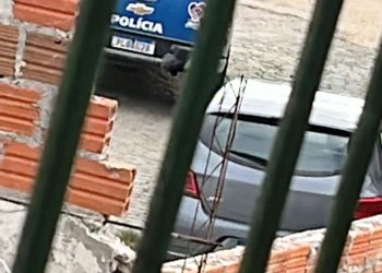 Carro estacionado em via pública é atingido por vários tiros