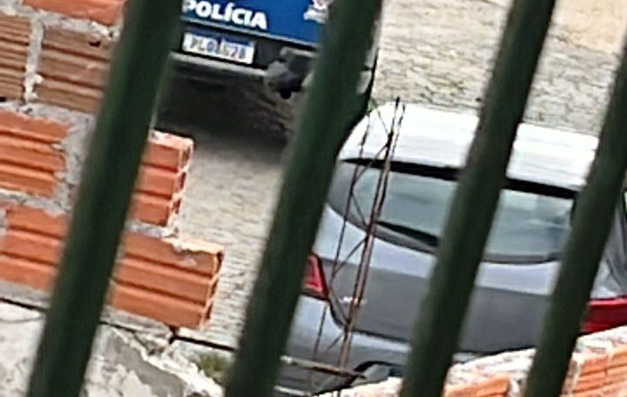 Carro estacionado em via pública é atingido por vários tiros