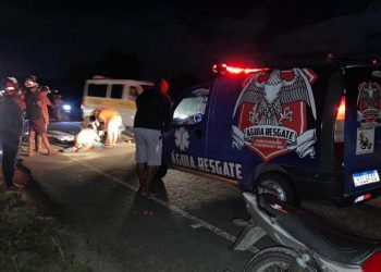 Homem fica gravemente ferido após colidir moto no fundo de carro parado em rodovia