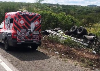 Motorista sai praticamente ileso em capotamento de caminhão na BR 324