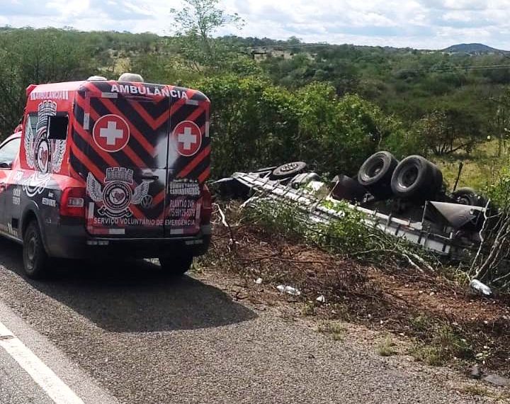 Motorista sai praticamente ileso em capotamento de caminhão na BR 324