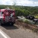 Motorista sai praticamente ileso em capotamento de caminhão na BR 324