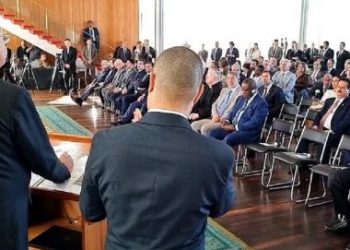 Advogados veem crime de Bolsonaro em ato com diplomatas