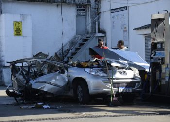 Morre motorista de carro que explodiu em posto no Rio