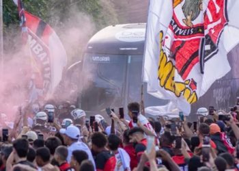 Vitória vence o Paysandu e cola no G8