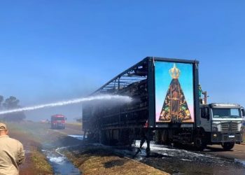 MS – Painel de Nossa Senhora Aparecida fica intacto após fogo destruir carreta de algodão
