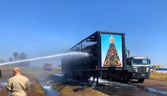 MS – Painel de Nossa Senhora Aparecida fica intacto após fogo destruir carreta de algodão