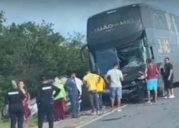 Ônibus da Banda Limão com Mel se envolve em acidente na BR 116 próximo ao Jorrinho