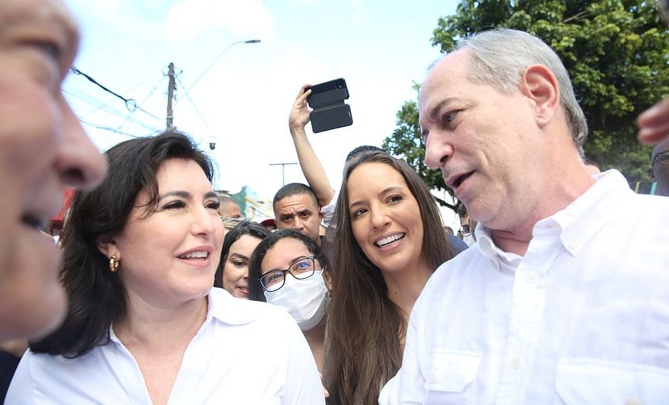 Ciro Gomes e Simone Tebet se encontram e se abraçam em Salvador