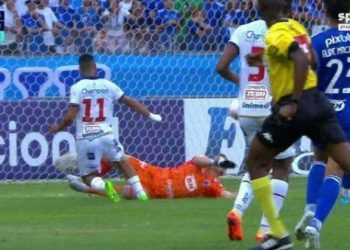 Goleiro do Cruzeiro fecha o gol e garante a vitória sobre o Bahia por 1 a 0 no Mineirão
