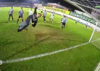 Lei do ex: jogando pelo Brusque, Wallace marca gol de empate contra o Grêmio