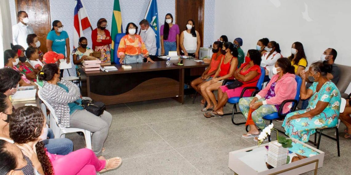 Prefeitura faz entrega do cartão ‘Bolsa Mãe’, auxilio municipal às famílias de baixa renda