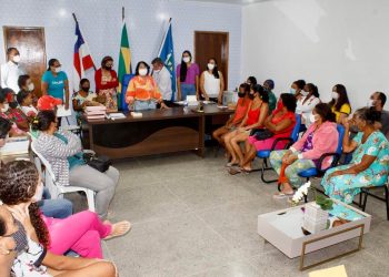 Prefeitura faz entrega do cartão ‘Bolsa Mãe’, auxilio municipal às famílias de baixa renda