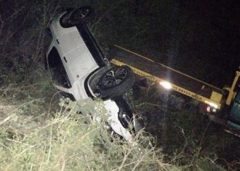 Caminhão-guincho capota na BA 120 quando transportava Fiat Toro