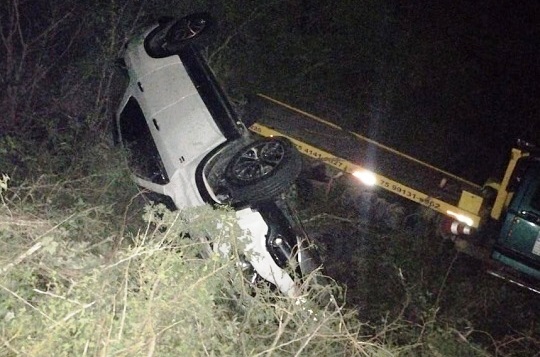 Caminhão-guincho capota na BA 120 quando transportava Fiat Toro