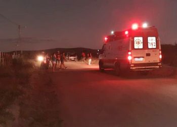 Idoso é socorrido após ser atropelado por dois cavalos em disparada