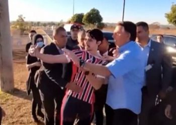 Bolsonaro se envolve em confusão no Alvorada e tenta pegar celular de Youtuber